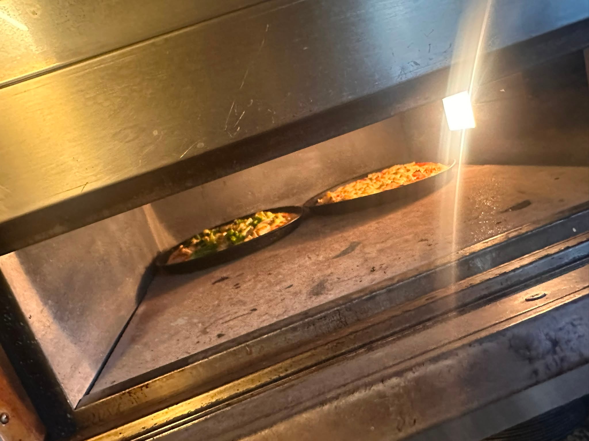 Zwei Pizzen backen im heißen Ofen