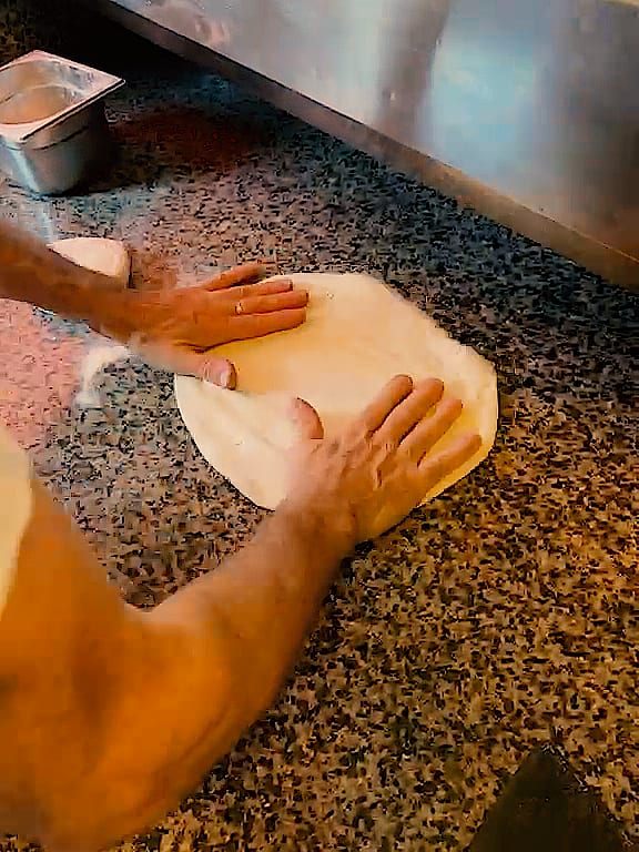 Tonis Hände formen den Pizzateig